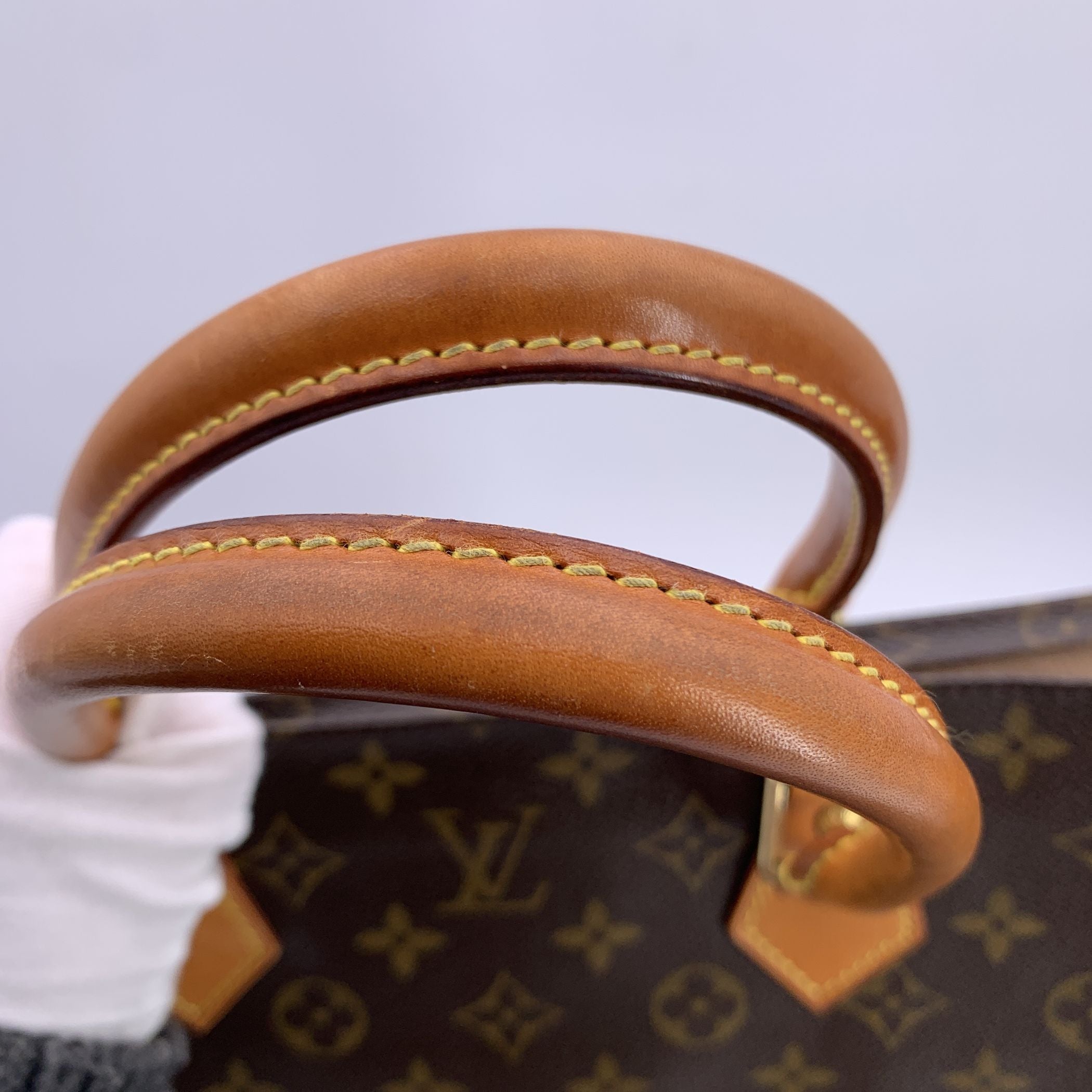 LOUIS VUITTON Totes Plat